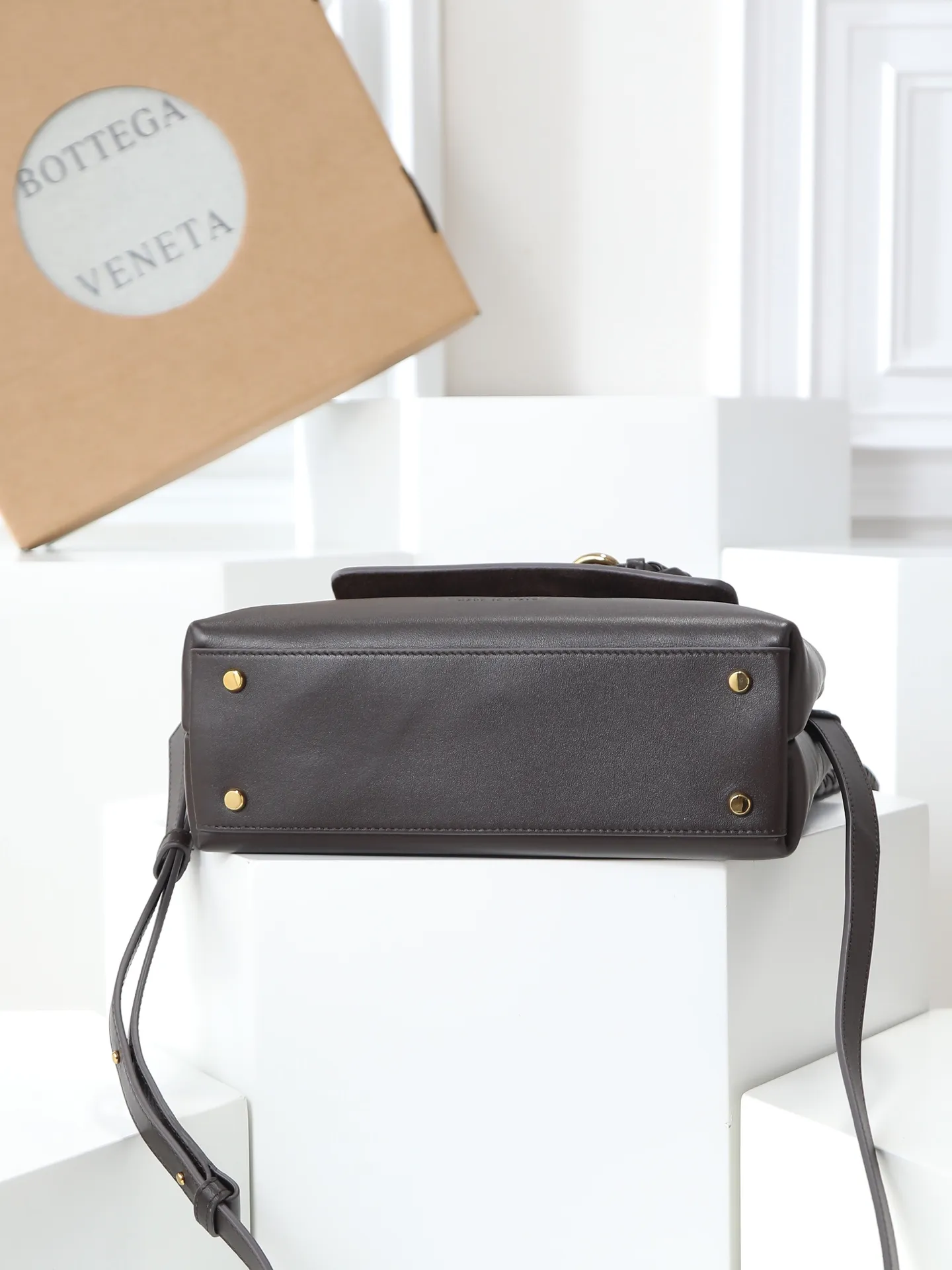 1150. Bottega Veneta's latest Ciao Ciao bag is a two-way flap handbag in silky cowhide, decorated with signature twist details, hidden hook closure, the flap can be fastened to the front, or connected to the INTRECCIATO woven internal pocket, with an adjustable and removable crossbody strap, an internal compartment, and a zippered pocket. The surprise flap has various shapes. Style 1 - Cover the bag surface, exposing the knot and knot decoration. Style 2 - Place the flap inside the bag. A buckle is also designed. Style 3 - The U-shaped position of the top handle in the hand bag. Style No.: 835835 Size: 26*19*10.5cm